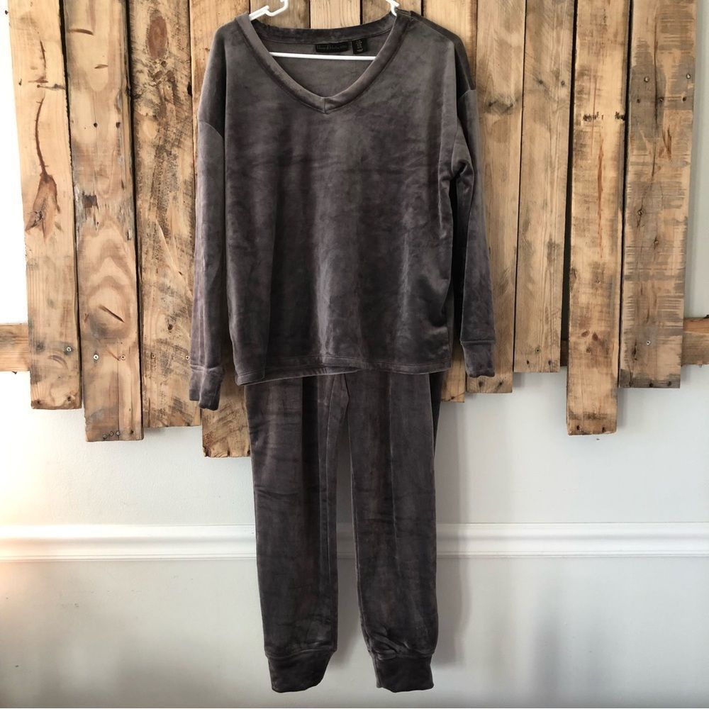 🎉HOST PICK🎉 HOUSE OF HARLOW 1960 Gray Velour V-Neck Top AND Velour Jogger Set